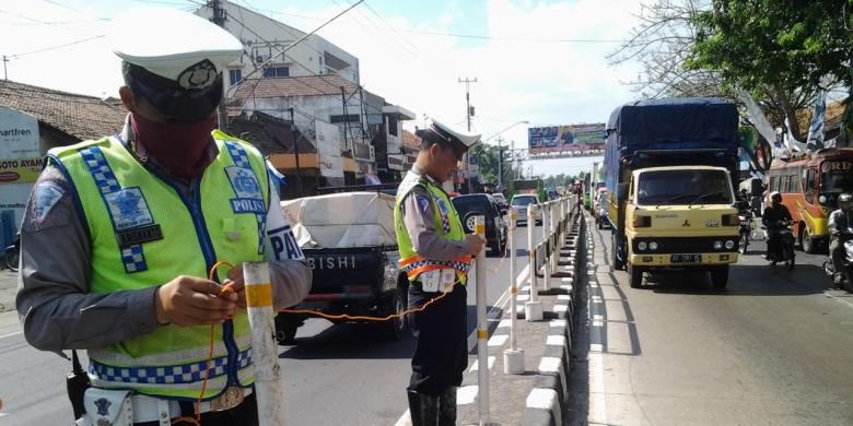 polisi-pasang-barikade_20150713_115344.jpg