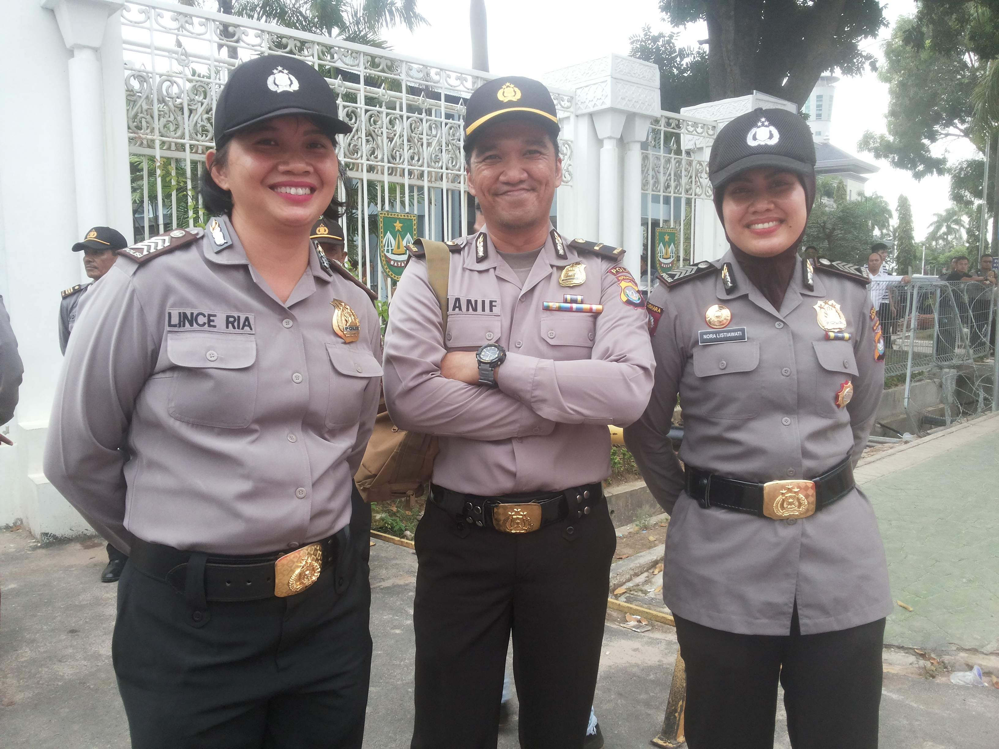 polisi-pasutri-kawal-demo_20151125_180642.jpg
