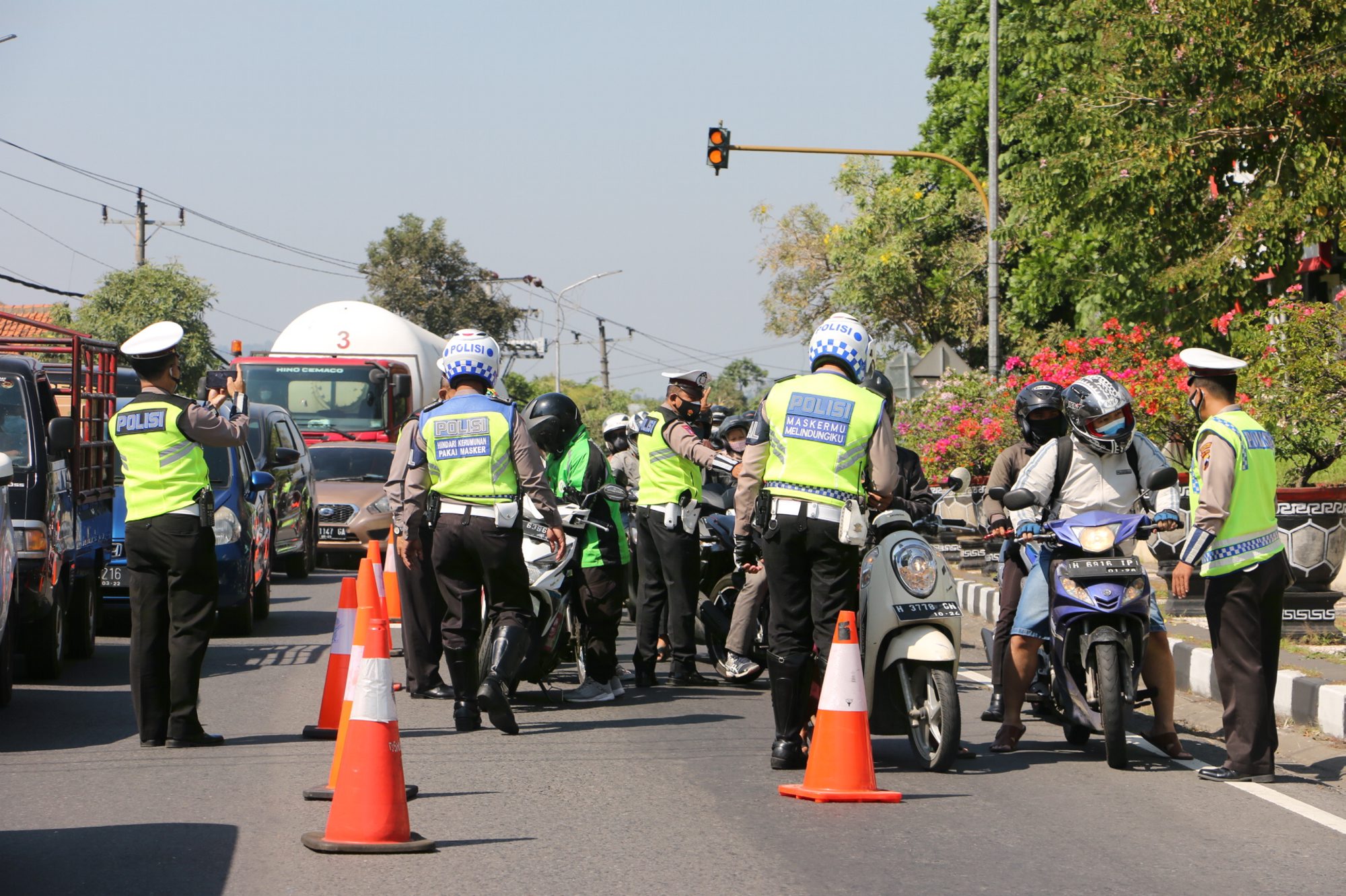 polisi-razia-penyekatan-ppkm-covid-19-di-semarang_20210708_123943.jpg