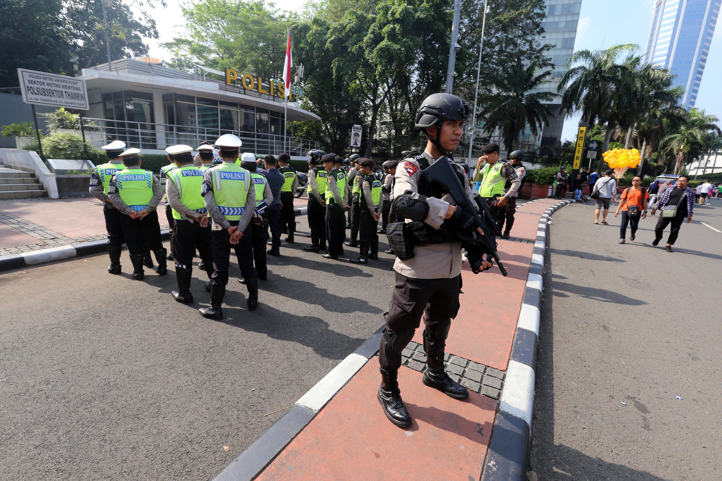 polisi-saling-berjaga-banyaknya-teror-kepada-polisi_20170703_111704.jpg