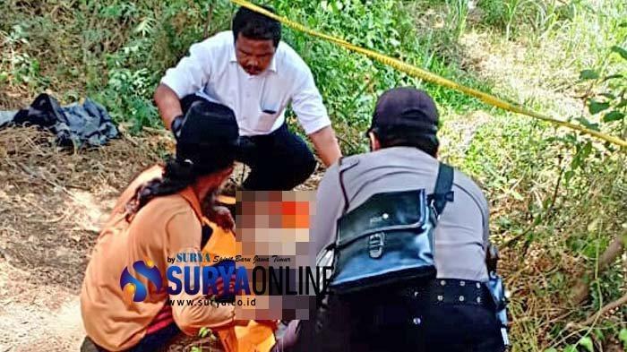 polisi-situbondo-saat-akan-mengevakuasi-jasad-pria.jpg