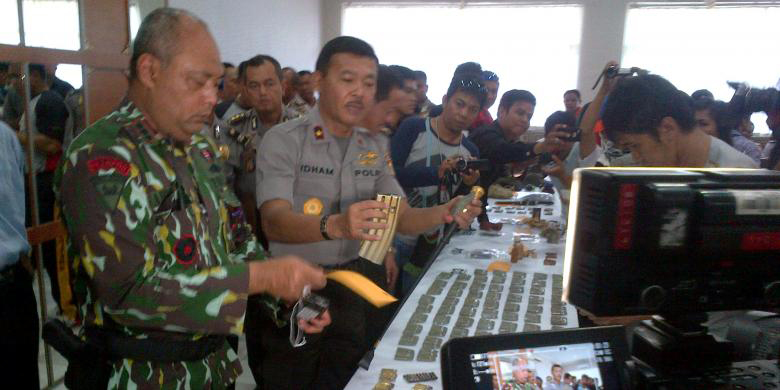 polisi-temukan-barang-bukti-di-lokasi-kontak-tembak-poso_20150526_142709.jpg