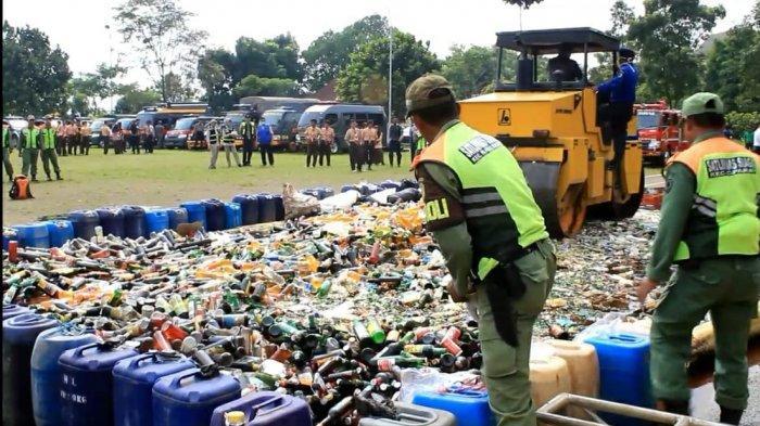 polres-dan-pemkab-bandung-musnahkan-26250-botol-miras.jpg