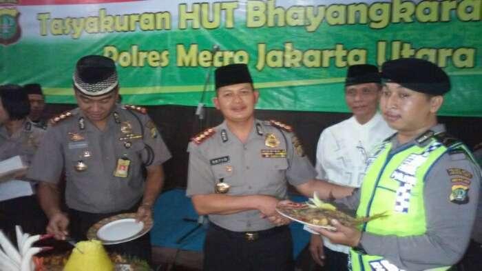 polres-jakut-potong-tumpeng-di-kolong-tol_20150702_071837.jpg