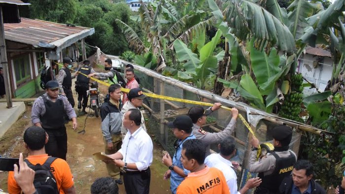 polres-temanggung-geledah-rumah-terduga-teroris_20170620_113331.jpg