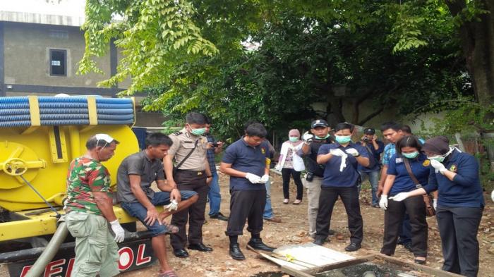 polresta-bekasi-kota-kerahkan-truk-tinja-di-klinik-yang-diduga-praktik-aborsi_20160428_131742.jpg