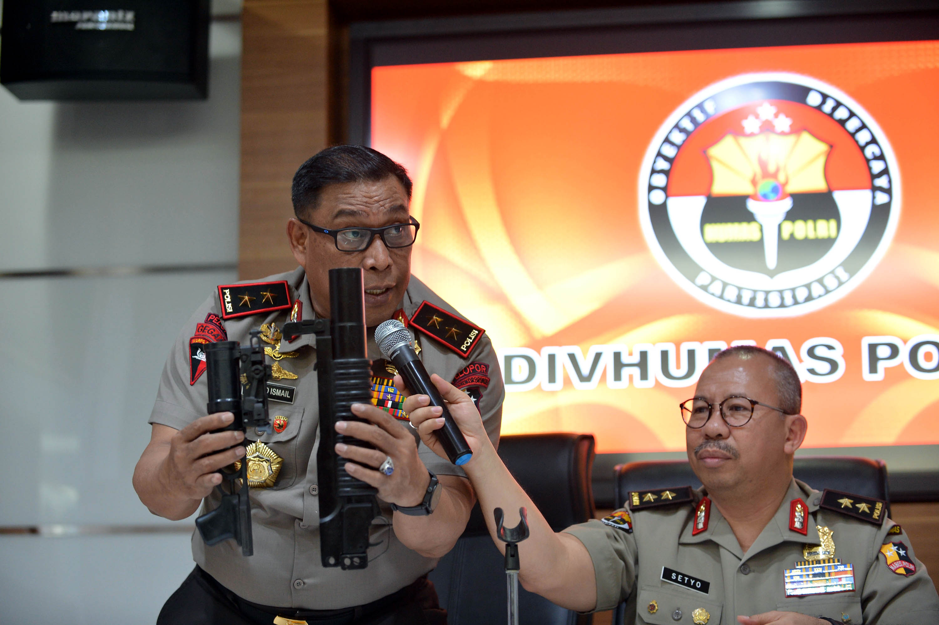 polri-beri-penjelasan-terkait-senjata-pelontar-granat_20170930_215902.jpg