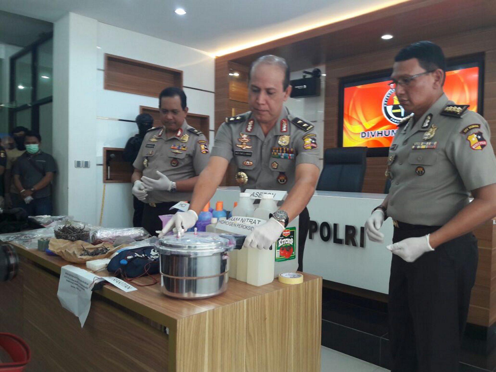 polri-irjen-pol-boy-rafli-amar-rilis-bom-panci_20170313_164012.jpg