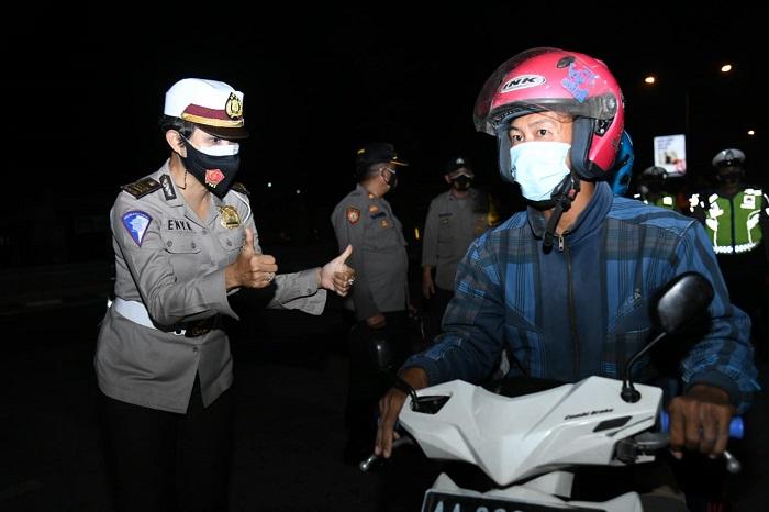 polri-menggelar-vaksinasi-massal-dan-membagikan-beras.jpg