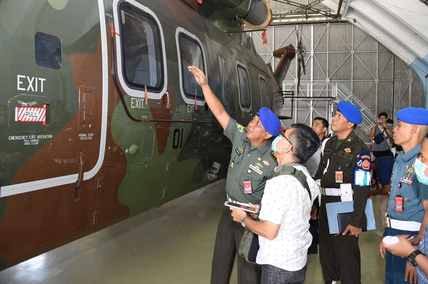 pom-tni-dampingi-tim-ahli-kpk-cek-fisik-helikopter-aw-101_20170825_103905.jpg