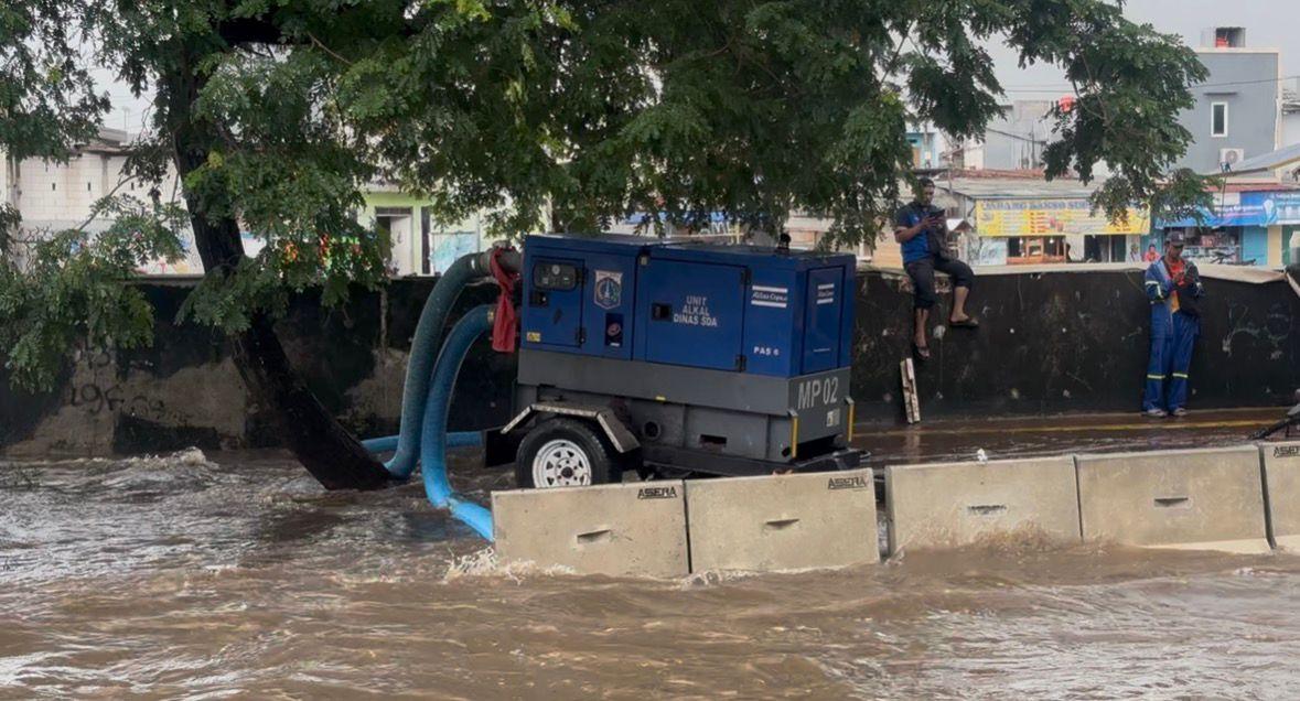 Jalan Daan Mogot Tergenang Banjir, Petugas Pompa: Kerja Maksimal, Pantang Pulang Sebelum Surut!