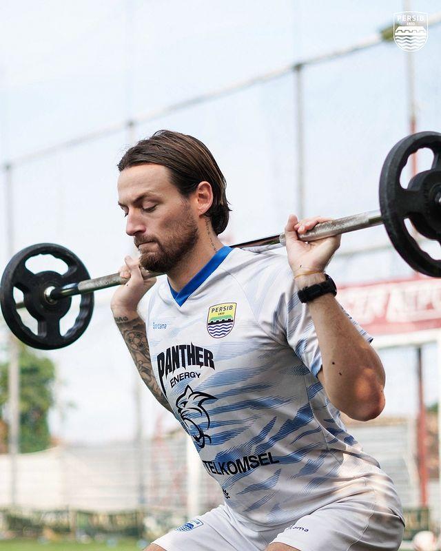 porsi-latihan-marc-klok-dengan-mengangkat-besi-di-persib-bandung.jpg