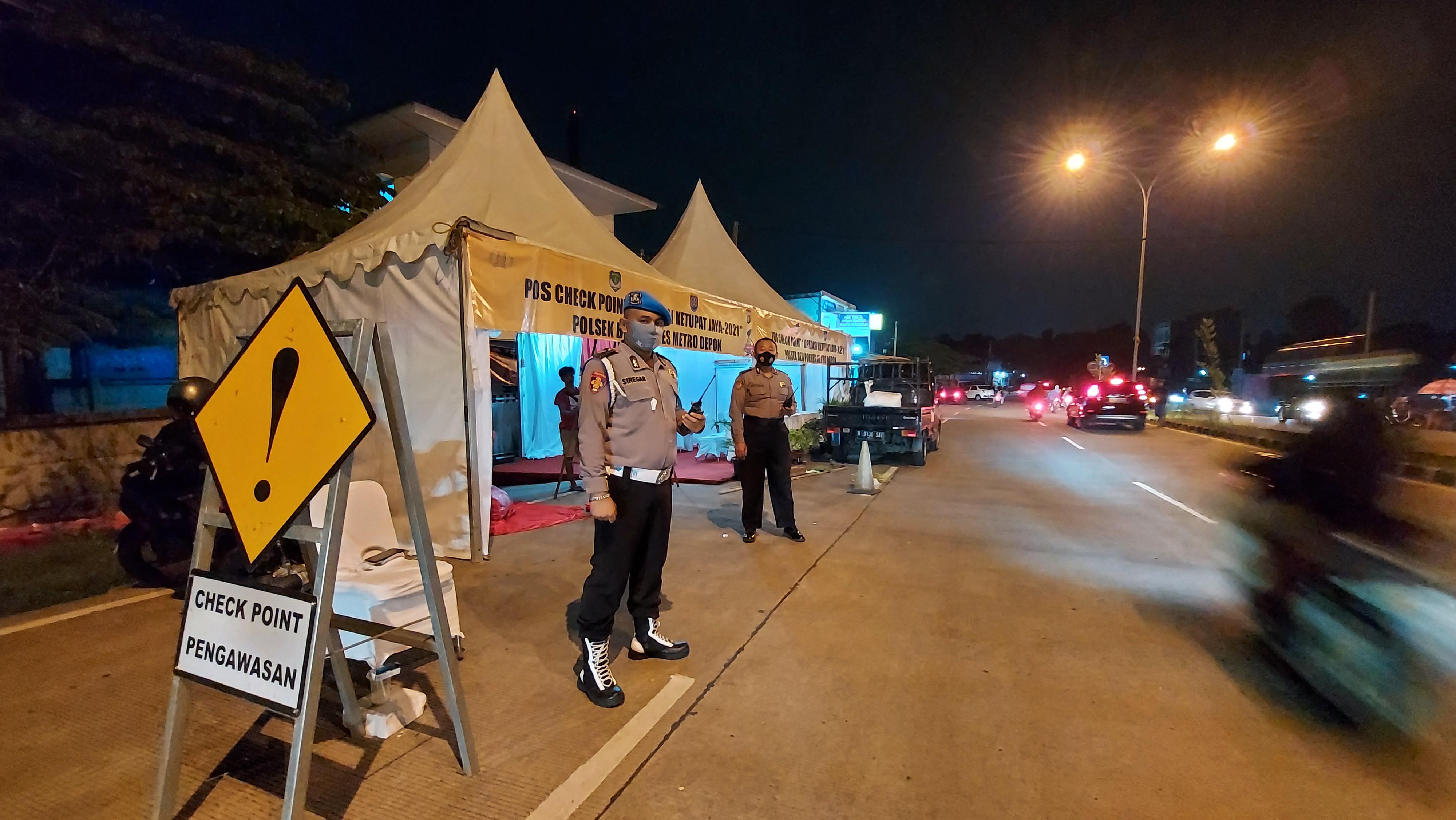 pos-check-point-larangan-mudik-2021-di-kota-depok_20210507_223532.jpg