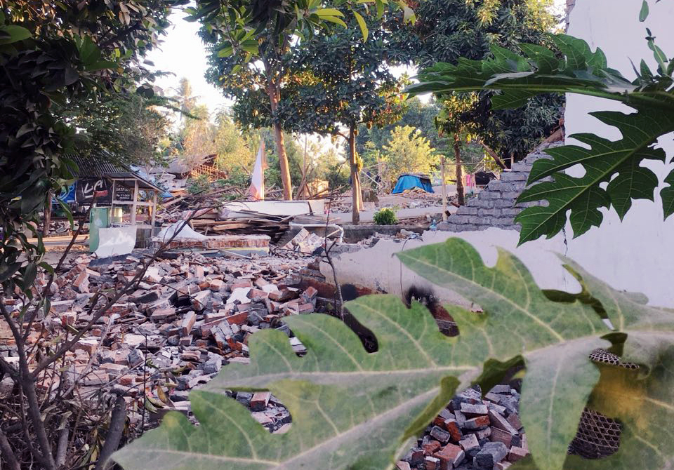 posko-pengungsian-korban-gempa-bumi-lombok_20180817_113349.jpg