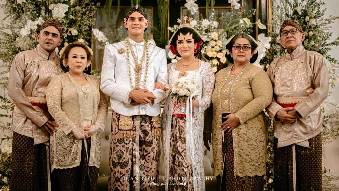potret-christian-rontini-dan-amanda-gonzales-resmi-menikah-menggunakan-adat-jawa.jpg