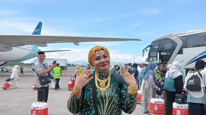 potret-daeng-kanang-jemaah-haji-asal-makassar-kenakan-180-gram-emas121.jpg