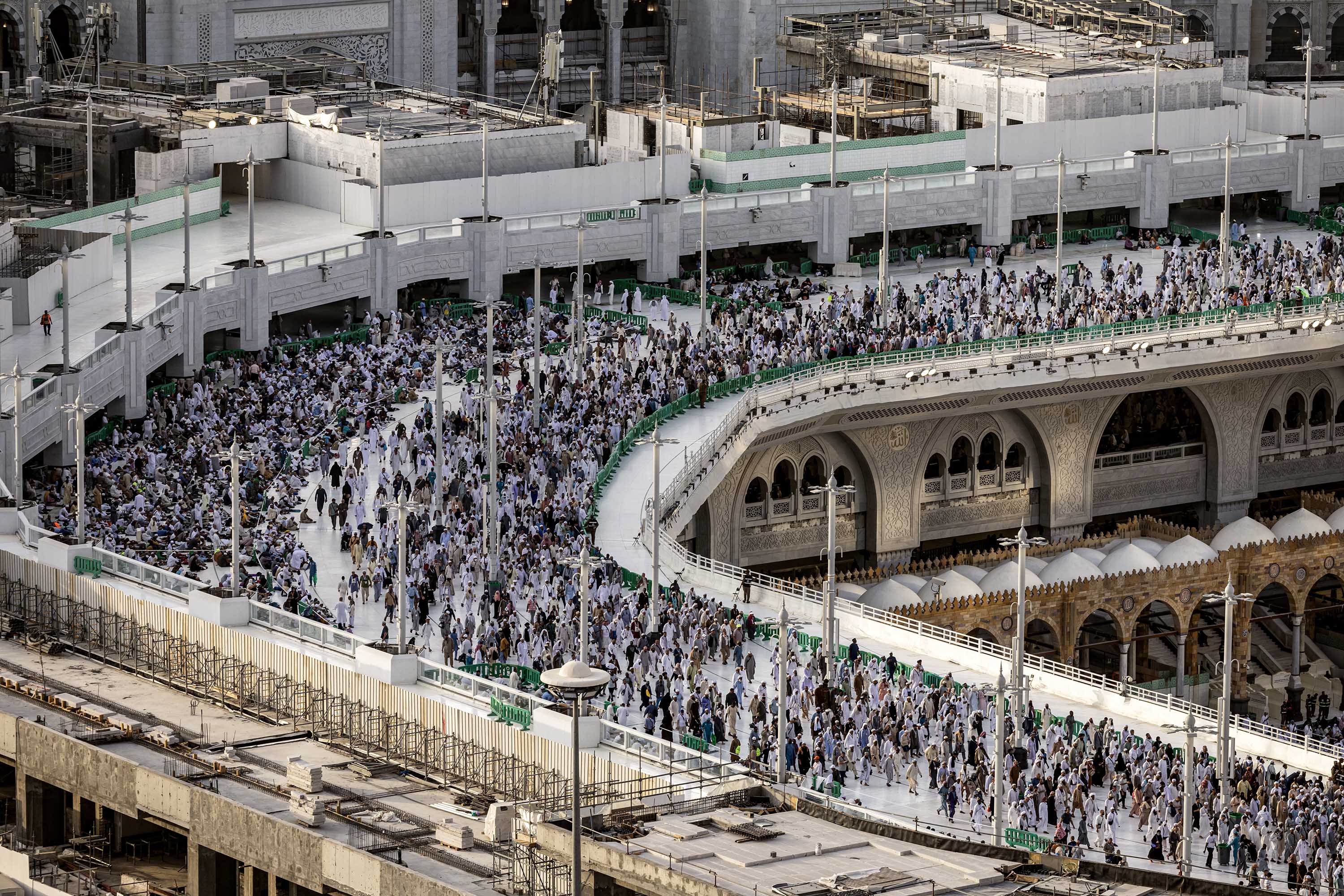 potret-jutaan-jamaah-haji-beribadah-di-makkah_20240614_135659.jpg