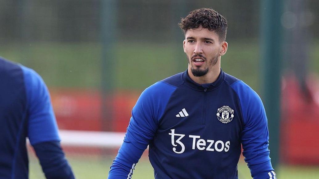 potret-kiper-kedua-manchester-united-altay-bayindir.jpg