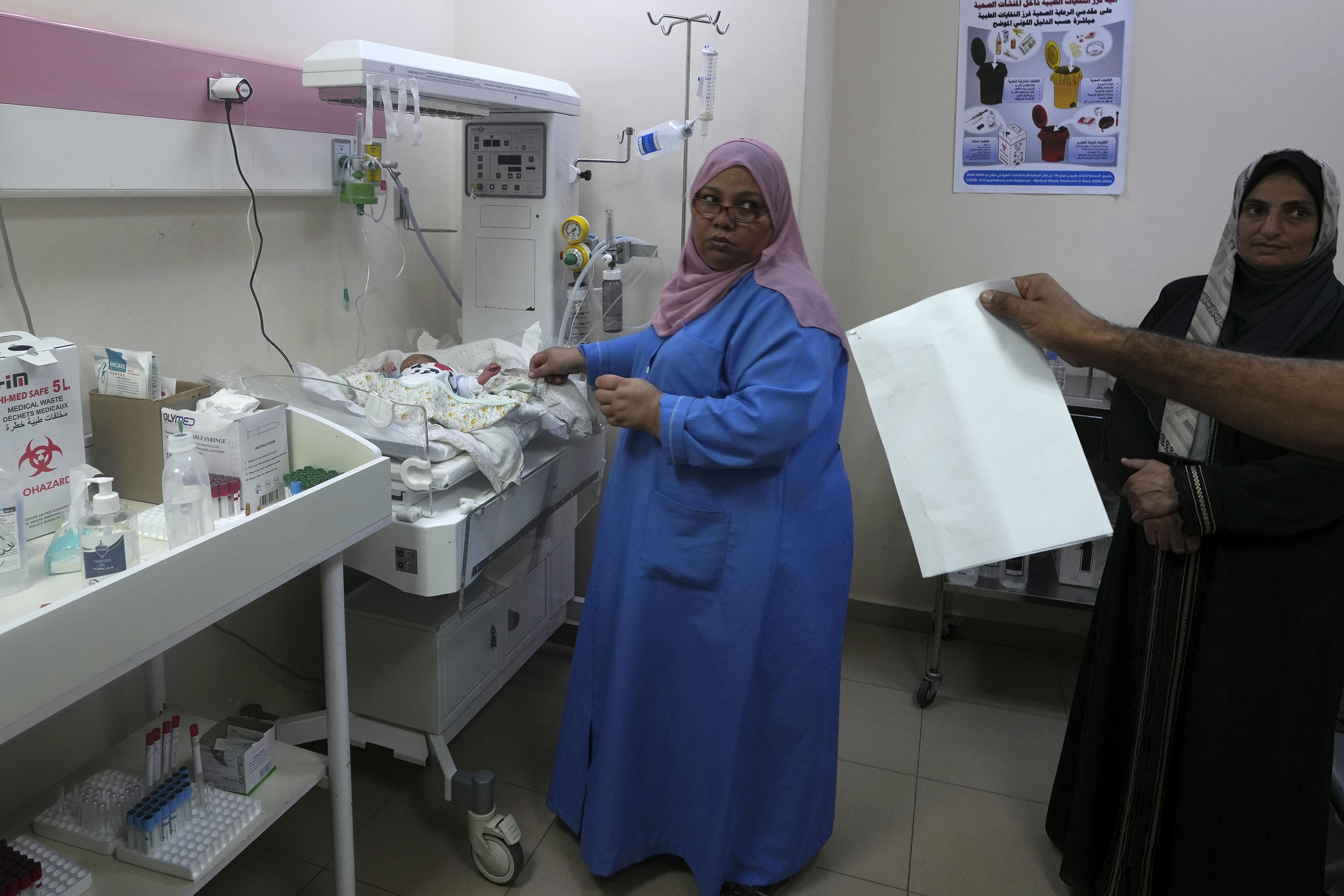 potret-penyelamatan-anak-anak-palestina-dari-serangan-israel_20231023_150243.jpg