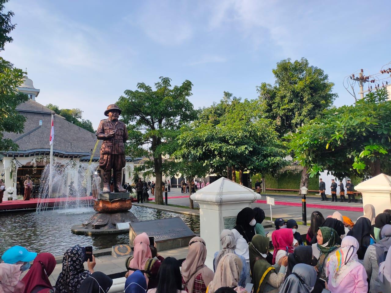 potret-warga-yang-tumplek-blek-di-depan-stand-makana.jpg