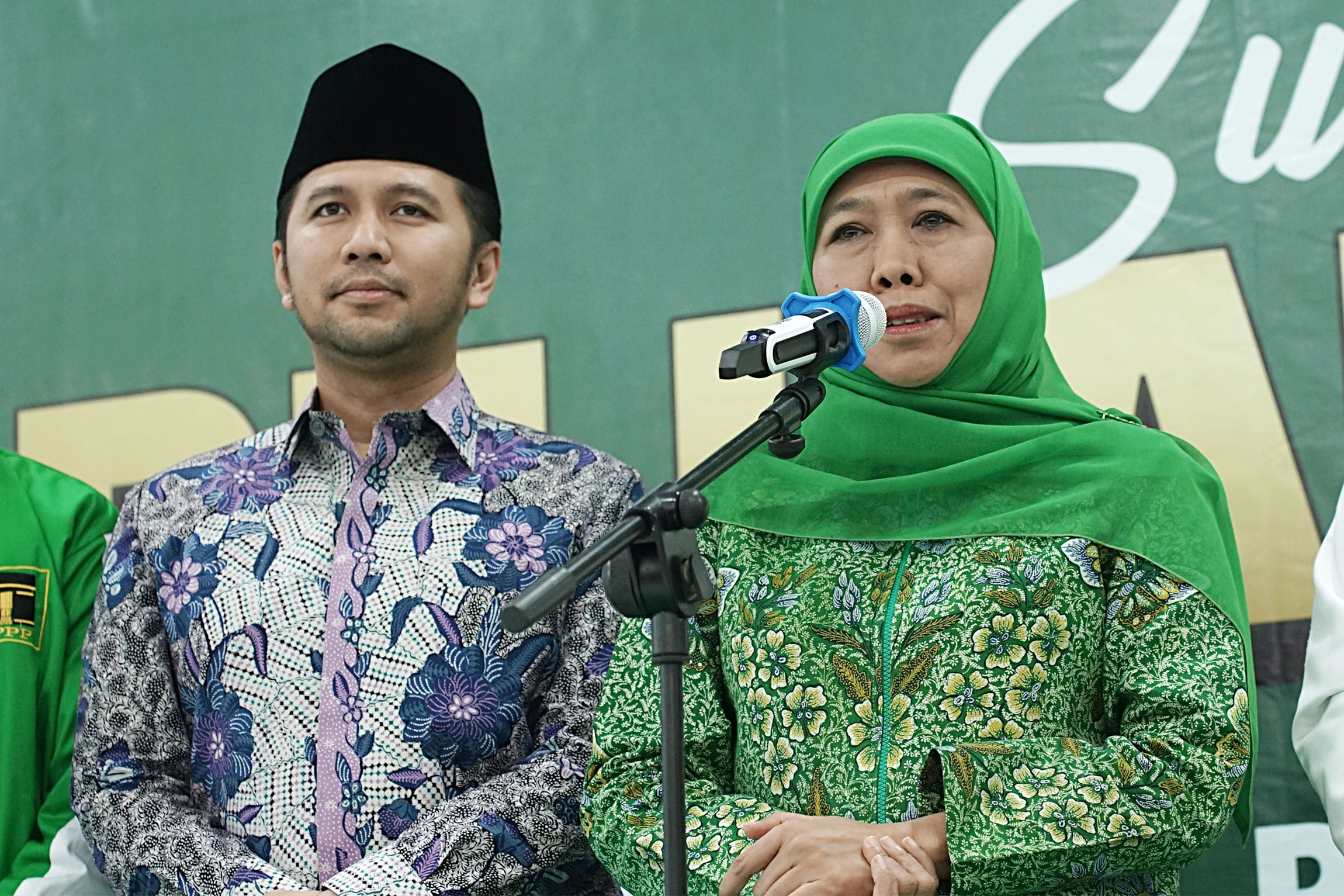 ppp-serahkan-surat-rekomendasi-pilgub-jatim-ke-khofifah-dan-emil_20240712_212914.jpg