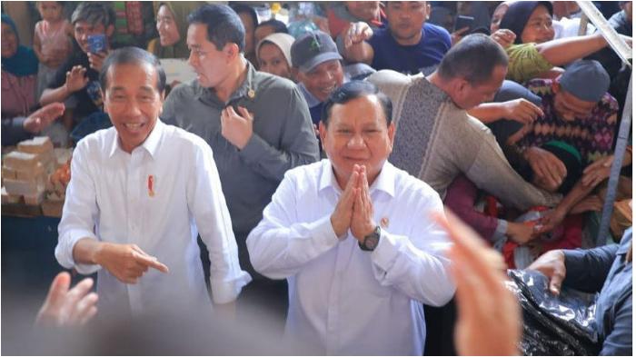 prabowo-beri-kode-agar-warga-tak-serukan-namanya-di-hadapan-jokowi-saat-dampingi-blusukan-di-malang.jpg
