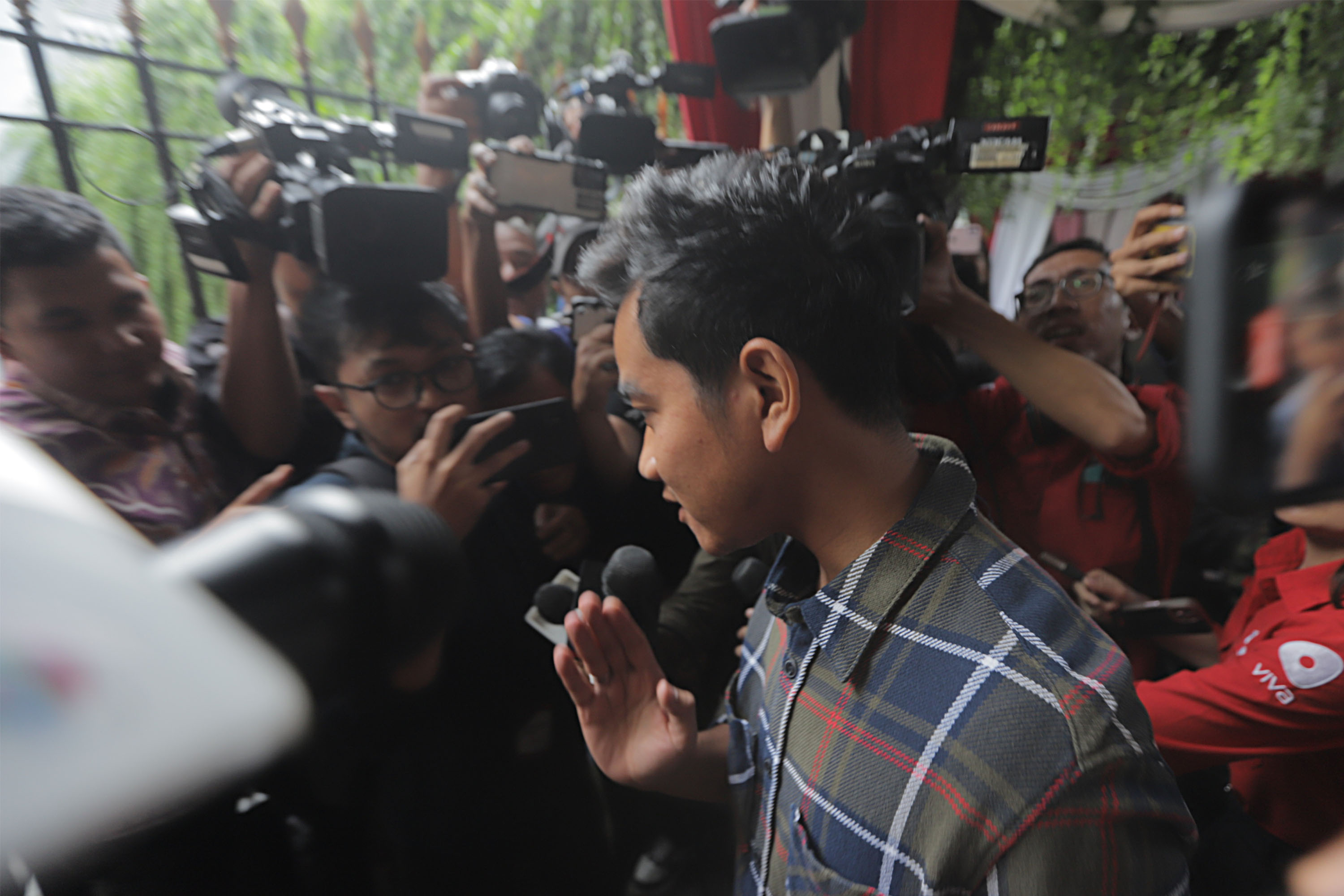 prabowo-dan-gibran-lakukan-pertemuan-tertutup_20240224_000827.jpg