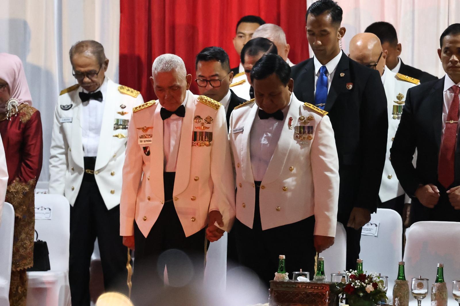 Momen Hormat Prabowo ke Try Sutrisno di Parade Senja 2023