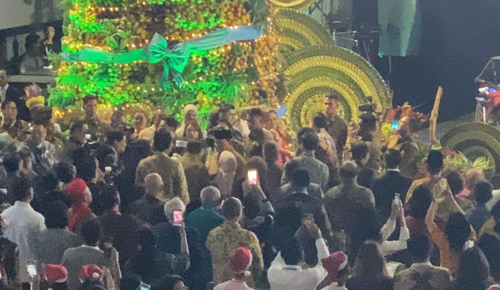 Prabowo Dapat Pelukan dari Romo saat Hadiri Perayaan Natal Nasional