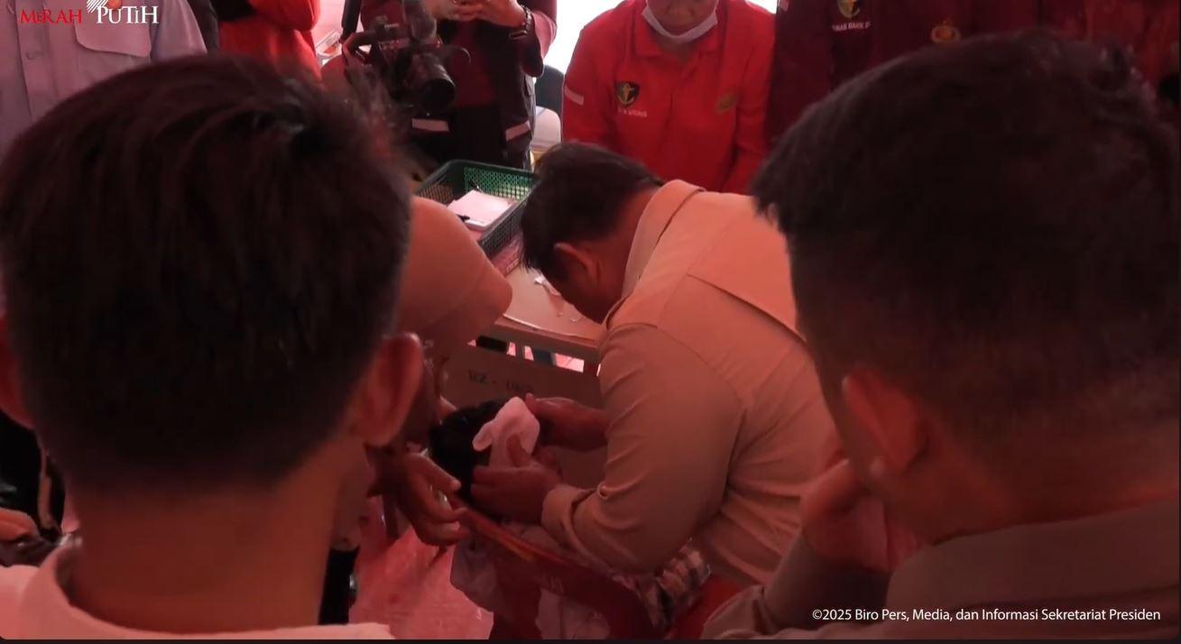 Dalam foto: Momen Presiden RI Prabowo Subianto mengompres anak kecil yang sedang sakit saat meninjau posko pengungsian MAN 1 Langkat, Sumatra Utara pada Sabtu (13/12/2025).