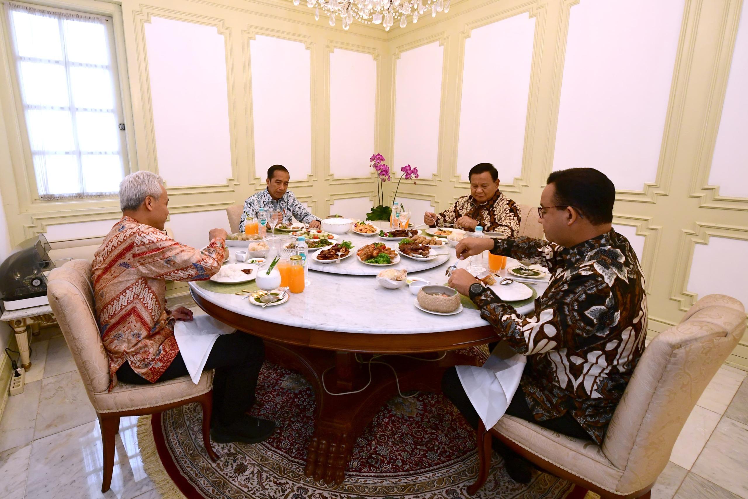 prabowo-makan-siang-bareng-jokowi-dan-2-capres.jpg