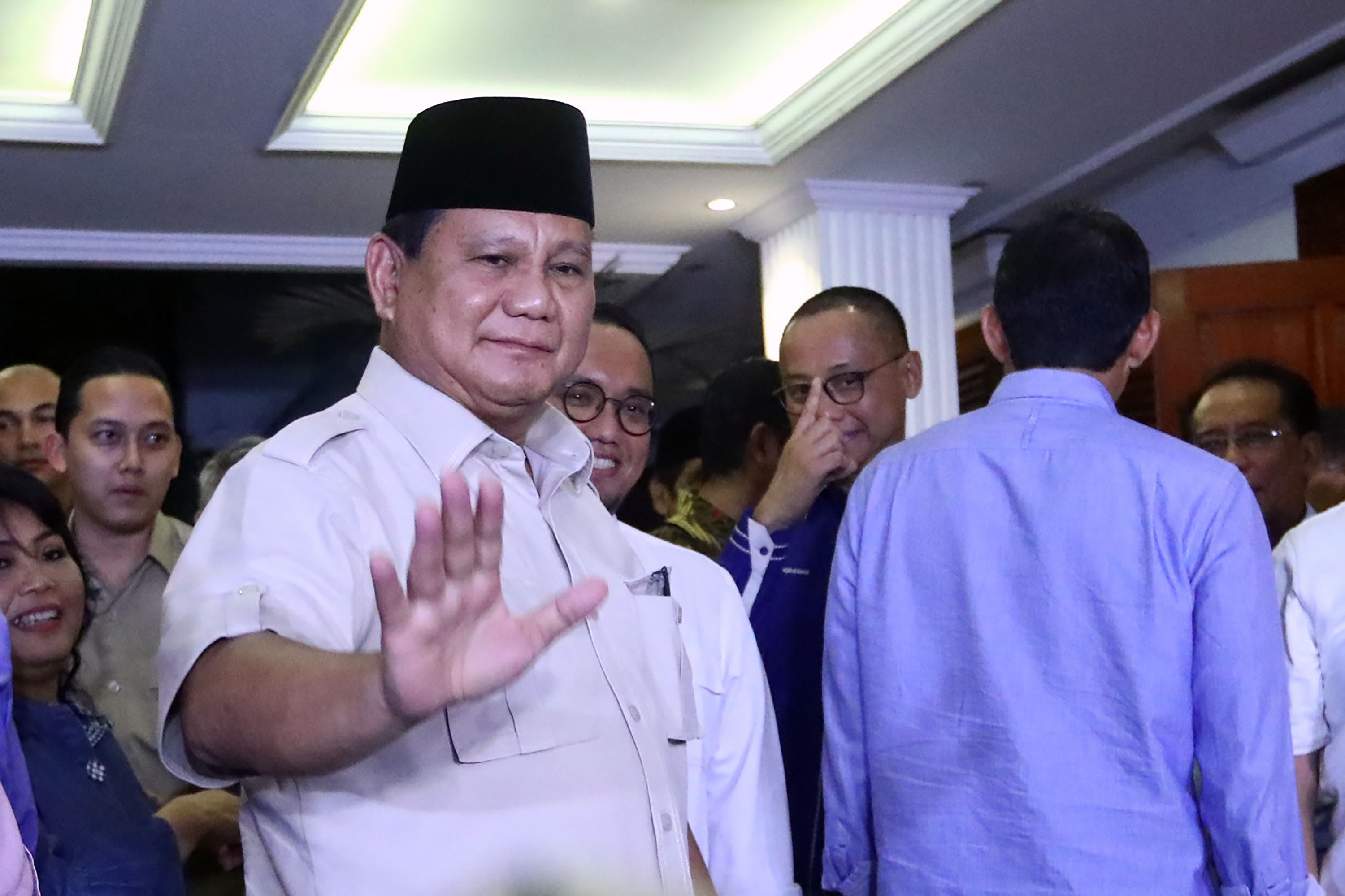 prabowo-sandi-patuh-pada-putusan-mk_20190627_224855.jpg