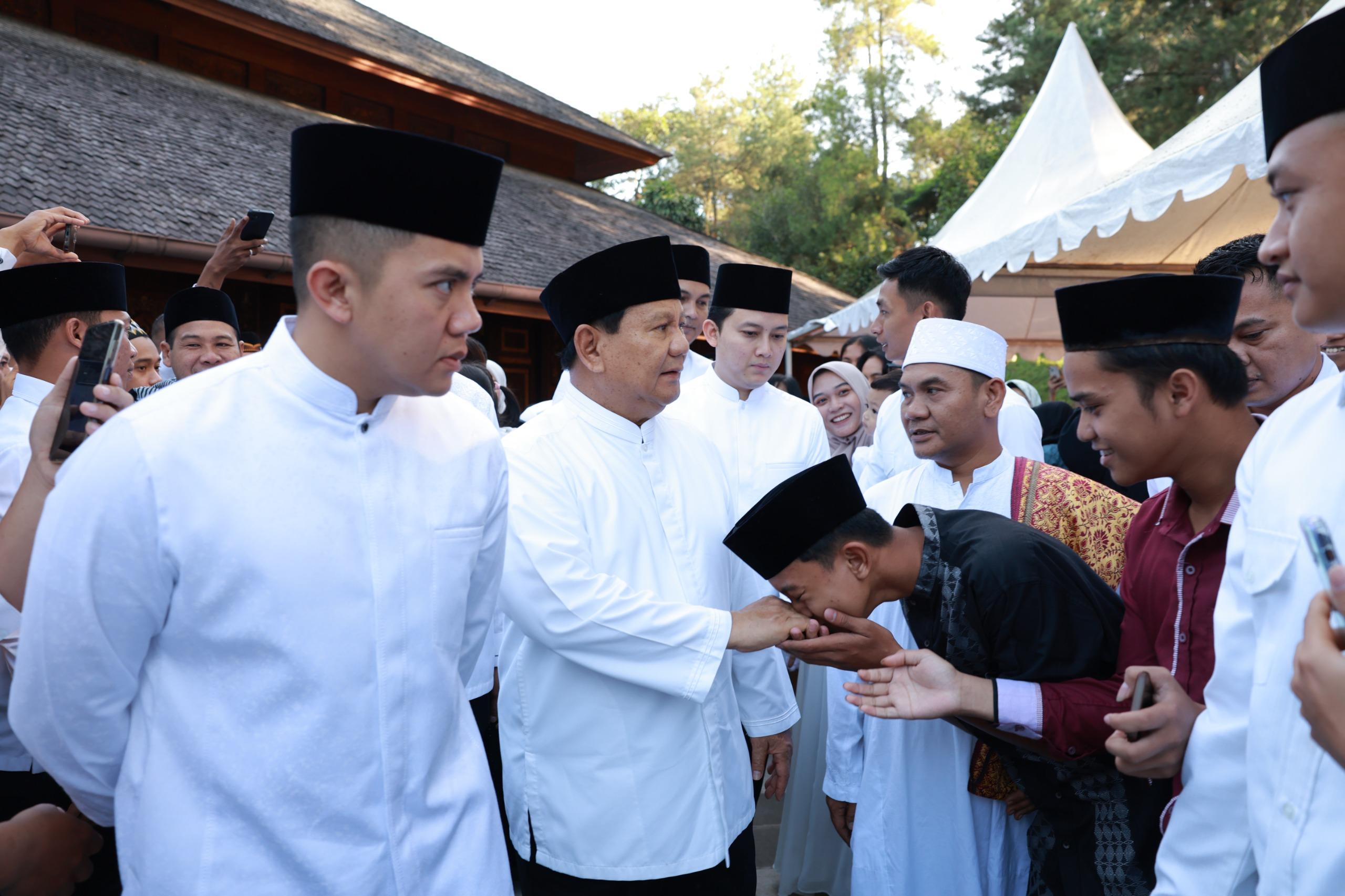prabowo-subianto-ibadah-salat-idul-fitri-1445-hijriah-di-masjid-nurul-wathon.jpg