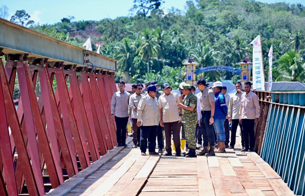 Saat Presiden Prabowo Jajal Jembatan Bailey Sungai Garoga Sepanjang 44 Meter