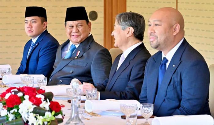 Saat makan siang bersama Kaisar Jepang Senin (30/3/2026), ikut duduk di sebelah kanan Presiden Prabowo Subianto adalah Setpres Teddy Indra Wijaya dan di sebelah kiri Kaisar Jepang Naruhito adalah putra Presiden,  Didit Hediprasetyo (Istimewa)