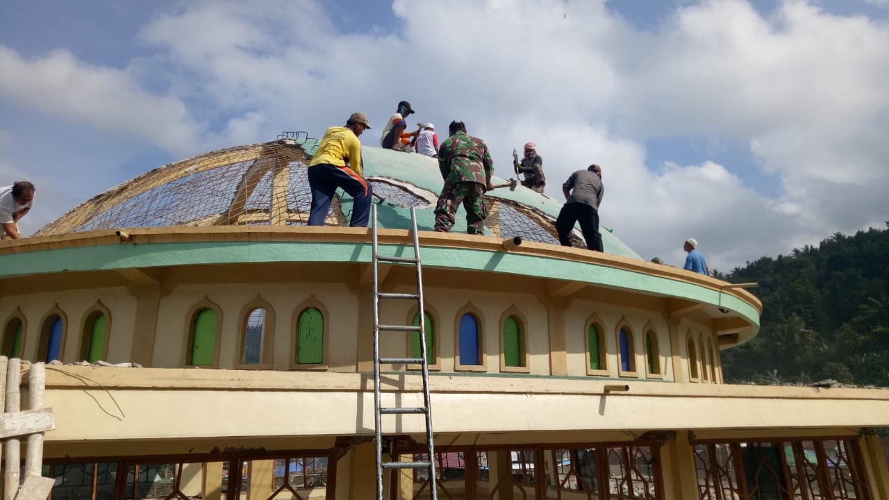 prajurit-tni-bersihkan-puing-puing-masjid_20180924_141451.jpg