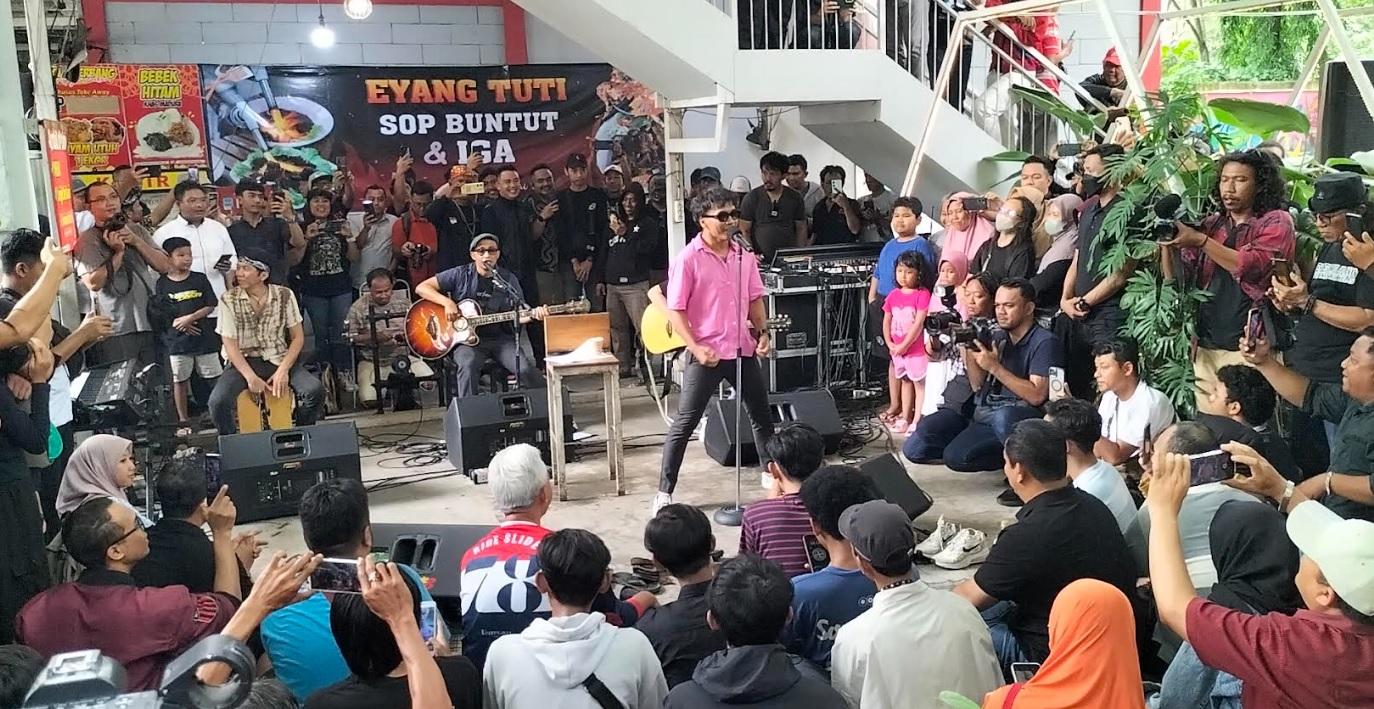Duduk Lesehan Bersama Warga, Ganjar Ngejam Bareng Slank di Semarang