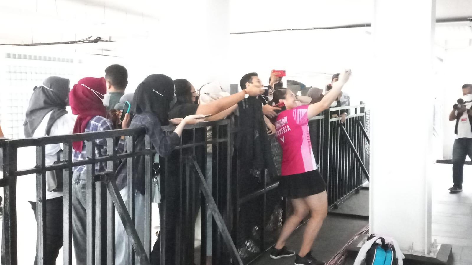 praveenmelati-saat-berfoto-dengan-fansnya-usai-meraih-kemenangan.jpg