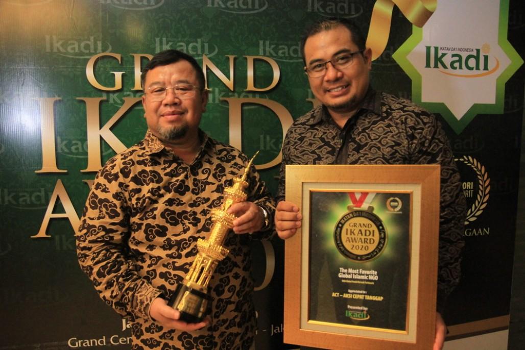 presiden-act-ibnu-khajar-terima-best-ngo-ikadi.jpg