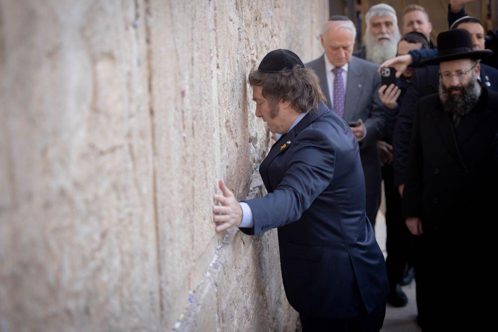 Presiden Argentina Javier Milei Dilempari Batu Saat Kampanye: Pernah Serukan Bongkar Masjid Al-Aqsa