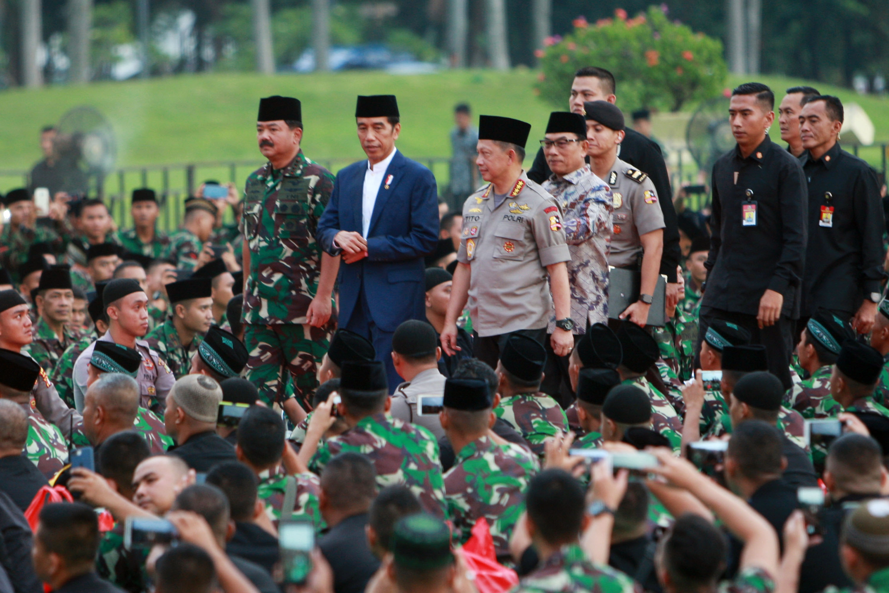 presiden-buka-puasa-bersama-tni-polri_20190517_001334.jpg