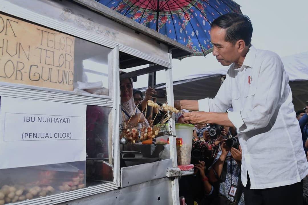 presiden-joko-widodo-jajan-cilok.jpg