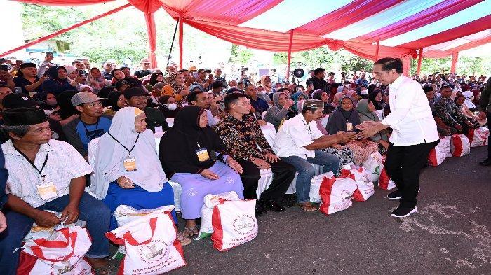 presiden-joko-widodo-jokowi-bagikan-bansos-beras-di-gudang-bulog-batangase-maros.jpg