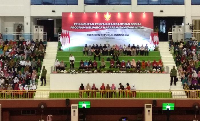 presiden-joko-widodo-jokowi-meluncurkan-penyaluran.jpg