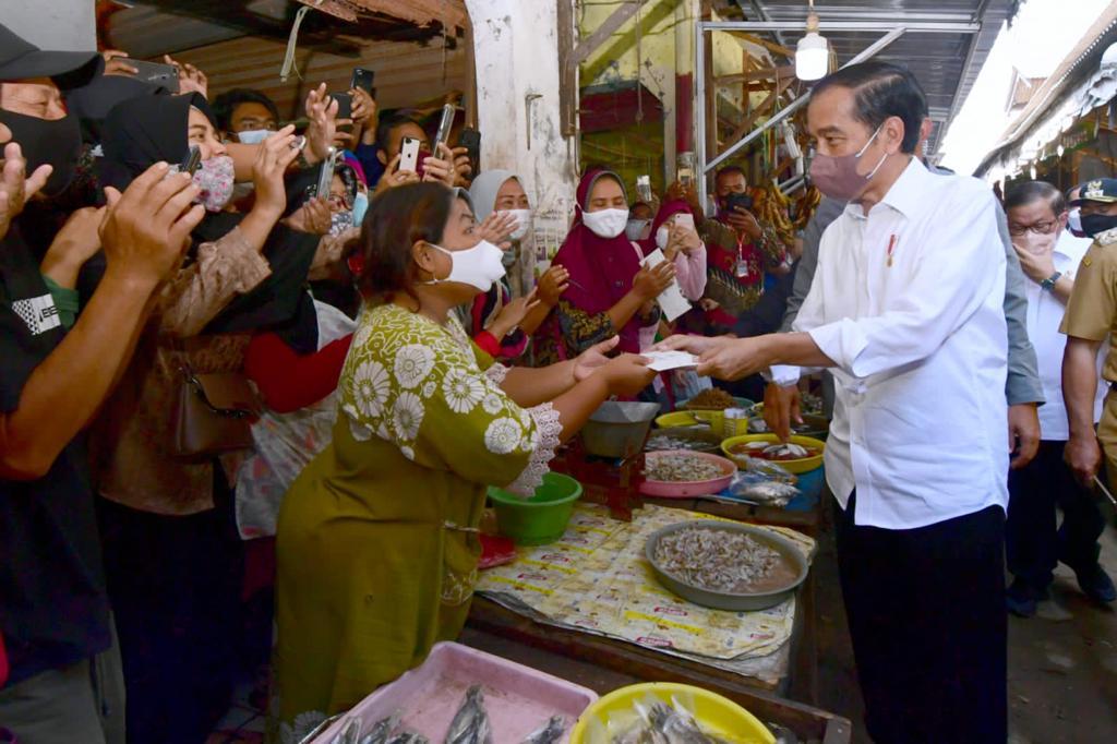 presiden-joko-widodo-jokowi-memberikav.jpg