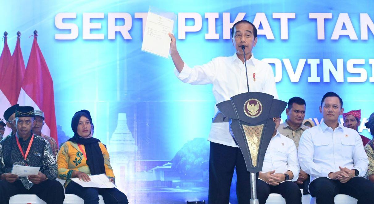 presiden-joko-widodo-jokowi-menyerahkan-10323-sertifikat-tanah-elektronik-di-banyuwangi.jpg