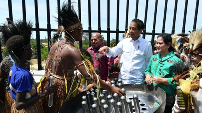 presiden-joko-widodo-jumat-16112018-pagi-ini-meresmikan-monumen-kapsul-waktu-di-merauke.jpg