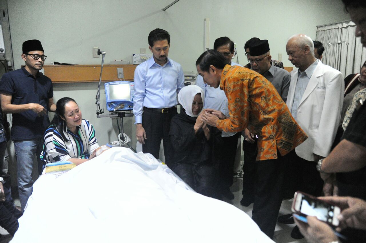 presiden-joko-widodo-melayat-alm-gubernur-kepri-hm-sani_20160408_225535.jpg