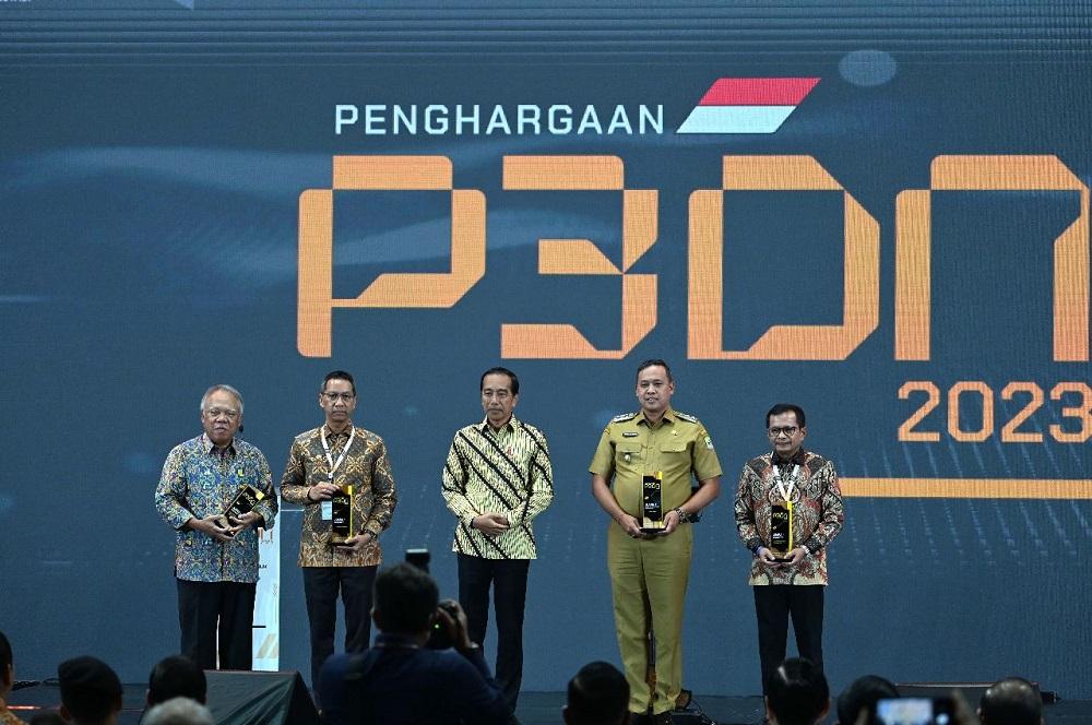 presiden-joko-widodo-menyerahkan-penghargaan-kepada-direktur-utama-sig-donny-arsal.jpg
