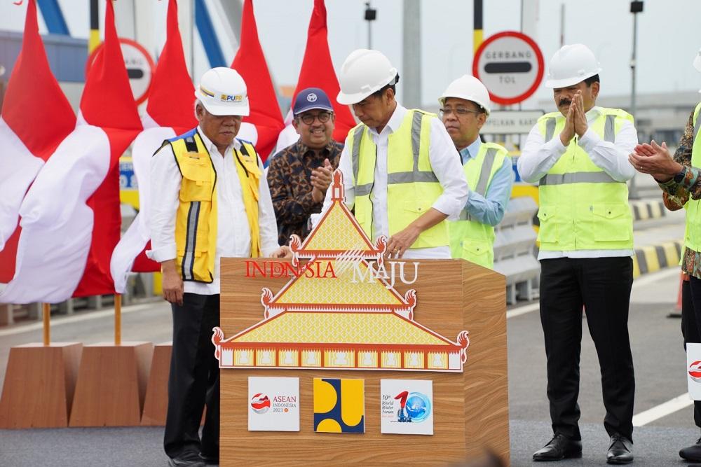 presiden-joko-widodo-n-tenga-jalan-tol-semarang-demak-seksi-2-ruas-sayung-demak.jpg
